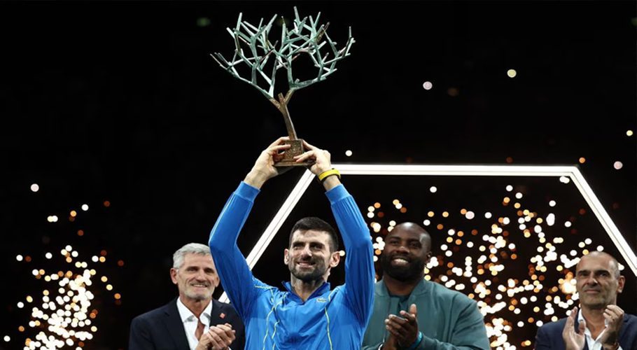 Tennis - ATP Masters 1000 - Paris Masters - AccorHotels Arena, Paris, France - November 5, 2023 Serbia's Novak Djokovic celebrates with the trophy after winning his men's singles final match against Bulgaria's Grigor Dimitrov REUTERS/Stephanie Lecocq Acquire Licensing Rights