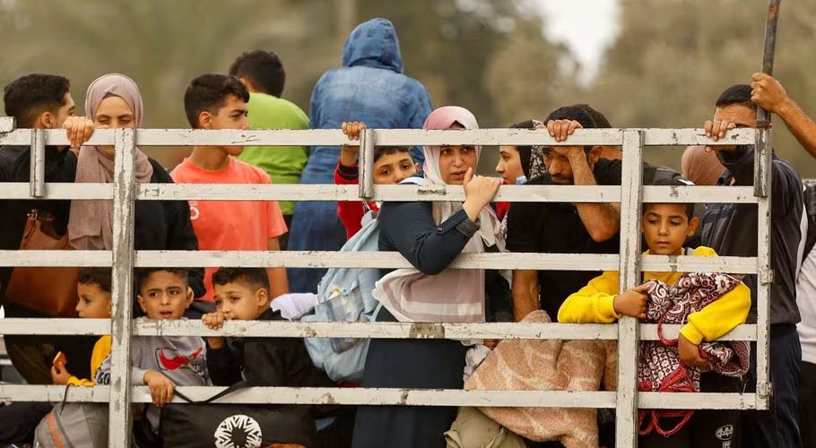 Palestinians flee north Gaza to move southward, as Israeli tanks roll deeper into the enclave, amid the ongoing conflict between Israel and Hamas, in the central Gaza Strip November 12, 2023. REUTERS/Ibraheem Abu Mustafa Acquire Licensing Rights