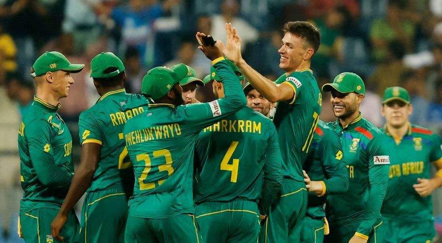 Cricket - ICC Cricket World Cup 2023 - Pakistan v South Africa - M. A. Chidambaram Stadium, Chennai, India - October 27, 2023 South Africa team huddle before the match REUTERS/Samuel Rajkumar Acquire Licensing Rights
