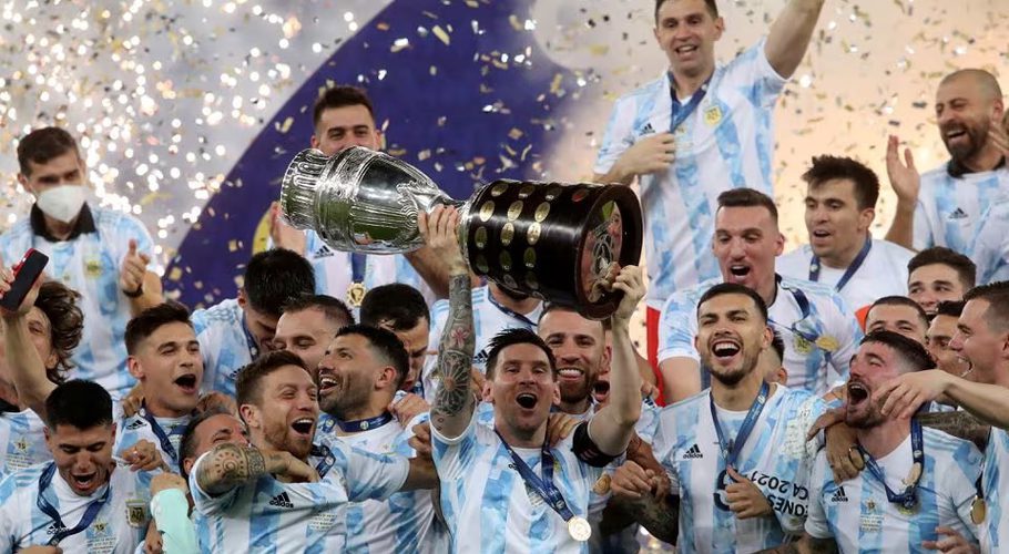 Football - Copa America 2021 - Final - Brazil v Argentina - Estadio Maracana, Rio de Janeiro, Brazil - July 10, 2021 Argentina's Lionel Messi and team mates celebrate winning the Copa America with the trophy REUTERS/Amanda Perobelli TPX IMAGES OF THE DAY/File Photo Acquire Licensing Rights