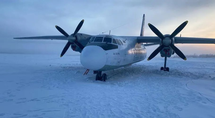 The passenger plane landed safely on the river despite the pilot's error. (Image source, East Siberian Transport Prosecutor's Office)