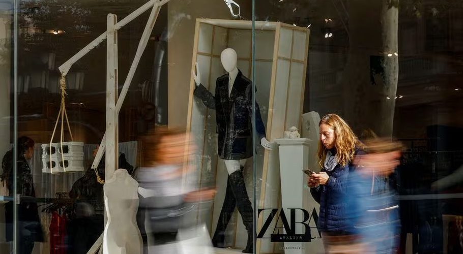 People walk past a Zara shop window at Passeig de Gracia in Barcelona, Spain, December 11, 2023. REUTERS/ Albert Gea/File Photo Acquire Licensing Rights