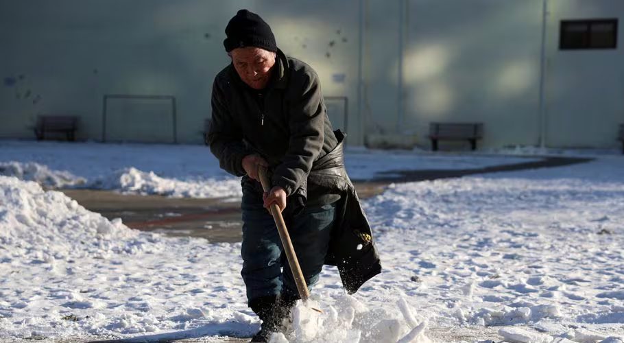 A worker clears snow at a park during winter solstice in Beijing, China December 22, 2023. REUTERS/Florence Lo/File Photo Acquire Licensing Rights