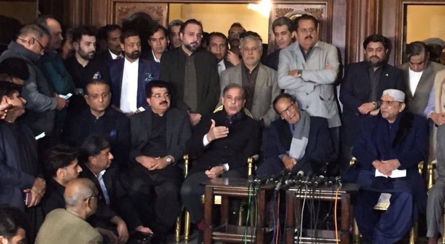ISLAMABAD: (from left to right) IPP President Aleem Khan, BAP leader Sadiq Sanjrani, PML-N President Shehbaz Sharif, PML-Q chief Chaudhry Shujaat, PPP leader Asif Zardari and MQM-P’s Khalid Maqbool Siddiqui announce their decision to form a coalition at the Centre, on Monday.—Tanveer Shahzad / White Star