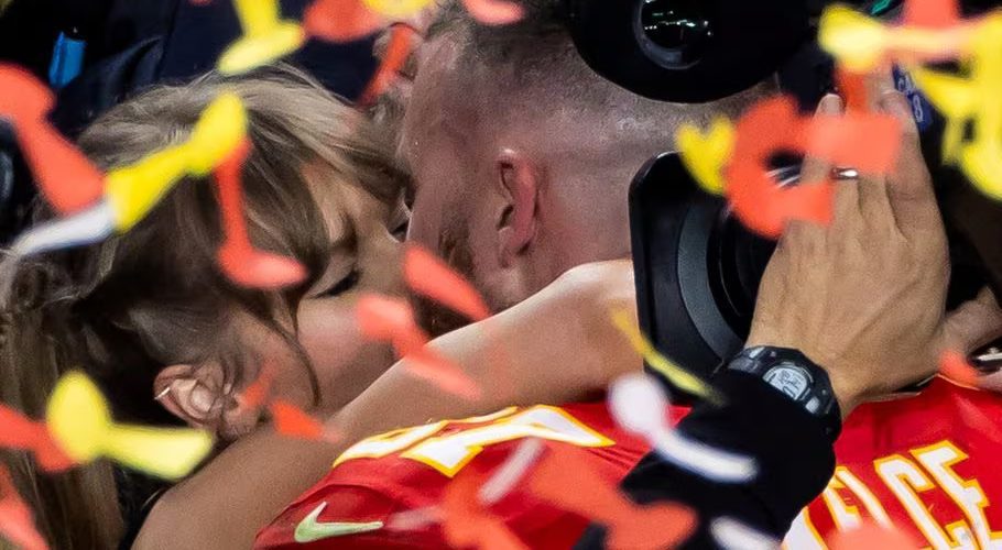 Kansas City Chiefs' Travis Kelce kisses Taylor Swift as they celebrate. REUTERS/Carlos Barria