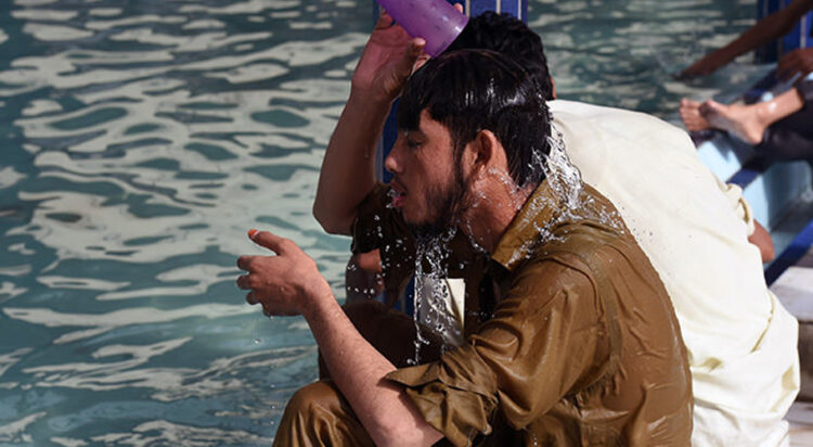 A Pakistani man cools down with water at a mosque during a heatwave in Karachi on June 22, 2015 (AFP Photo)