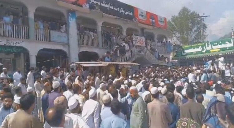 The protesters gathered outside Madni Plaza and marched on different roads before returning to the plaza. (Image: Dawn News)