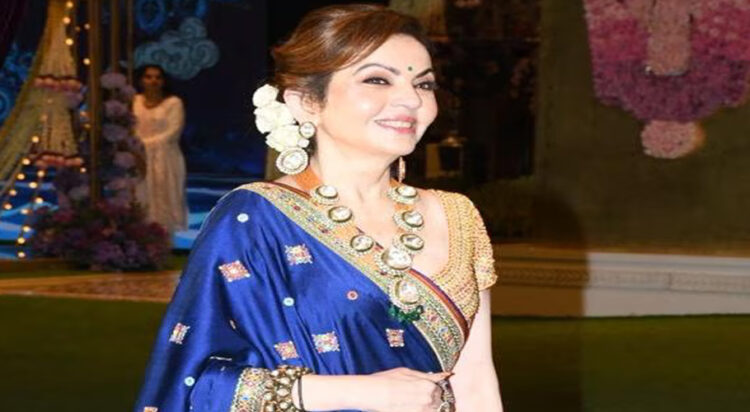 Nita wore a traditionally draped lehenga with parrot green skirt and royal blue dupatta. (Image: india.com)