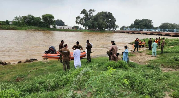 Searchers and rescue workers look for the body of a three-month-old child in Gujrat on August 9. (Image: Gujrat Police via Dawn.com)