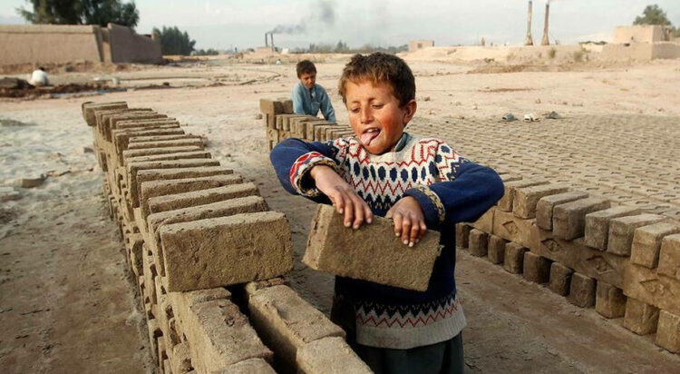 Children working on a construction site (Image: meer.com)