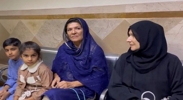 Imran khan’s sisters, Aleema khanum and Uzma khanum with family of Shaheed Moazzam. (Image: Instagram/the.legend.imrankhan)