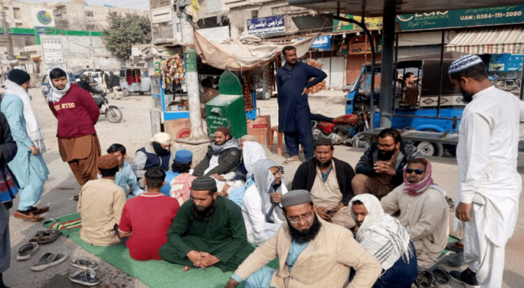 Ahle Sunnat Wal Jamaat stages a sit-in at Sharea Faisal in Karachi on Dec 31, 2024. — (Image: Dawn.com)