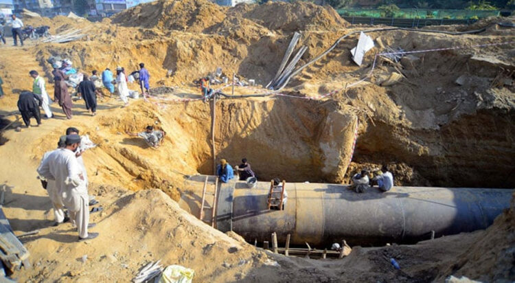 File/ View of incomplete construction work of drinking water pipeline located on University Road in Karachi on December 18, 2024. — PPI