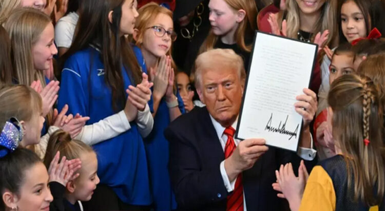 Donald Trump signs an executive order targeting transgender althetes, February 5, 2025 at the White House © ANDREW CABALLERO-REYNOLDS, AFP