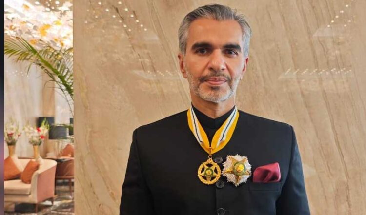Crescent of Excellence for Umar Farooq Zahoor for bringing $700m direct foreign investment (Courtesy: PTV)