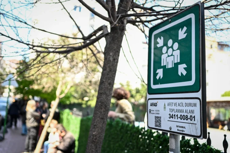 This photograph shows an earthquake assembly area sign in Istanbul (AFP Photo)