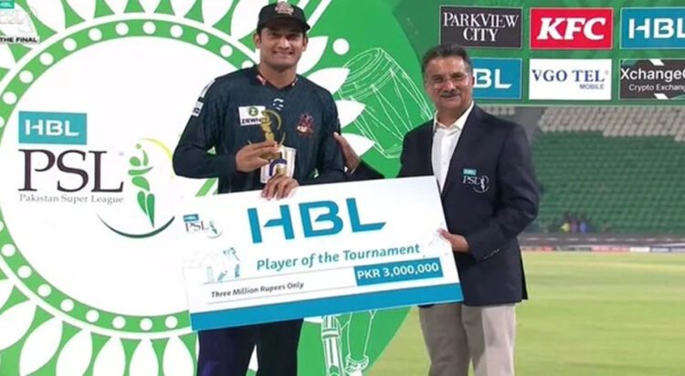 Hassan Nawaz receiving the award ( Image: geo news)