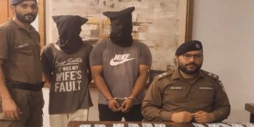 Gulberg Police arrested an active gang involved in robberies under the guise of delivering goods to homes. (Express News)