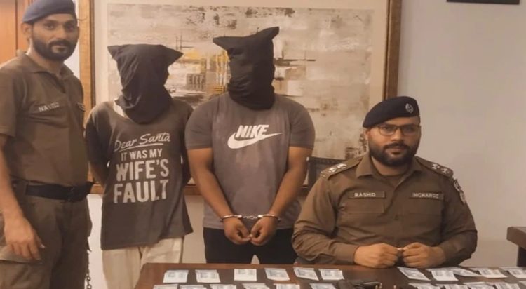 Gulberg Police arrested an active gang involved in robberies under the guise of delivering goods to homes. (Express News)
