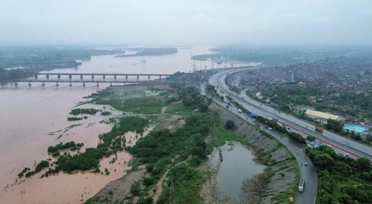 Following the release of water by India, flood conditions have intensified in the Chenab River. In response, district authorities carried out a controlled explosion near Head Qadirabad in Gujranwala to create a breach. (Murtaza Ali/White Star/Dawn.com)