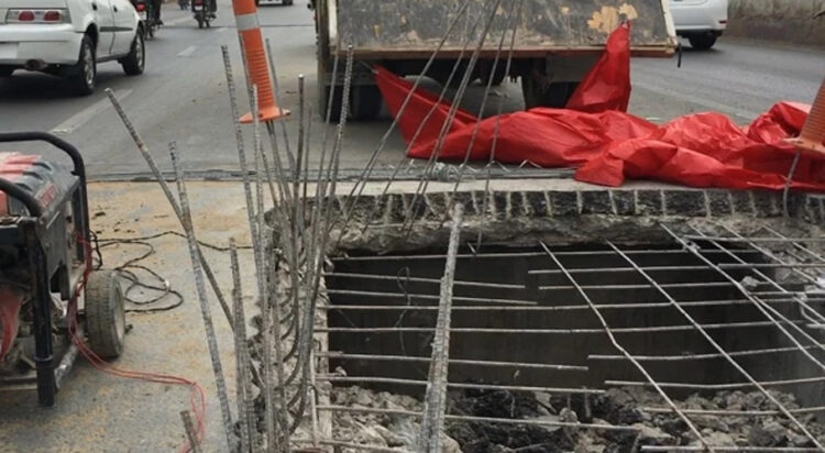 Drug addicts steal Steel Rods From Natha Khan Bridge, Causing Large Crater on Shahrah-e-Faisal (Image: Express News)