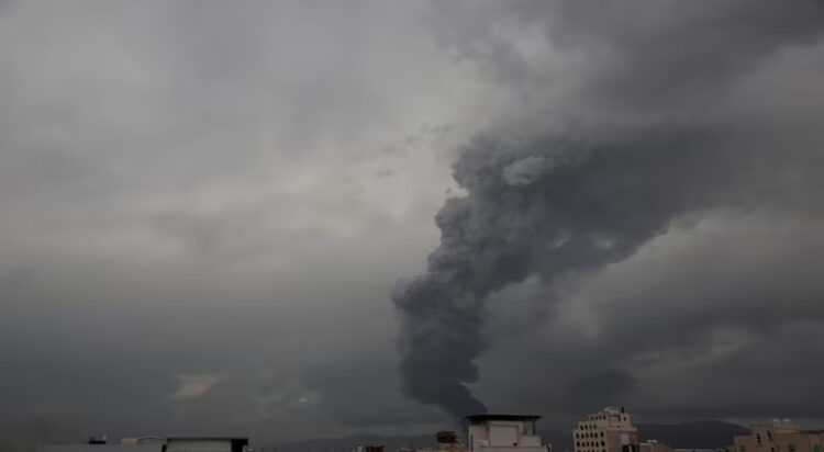 Smoke billows from the site of Israeli air strikes in Sanaa, Yemen August 24, 2025. REUTERS/Stringer
