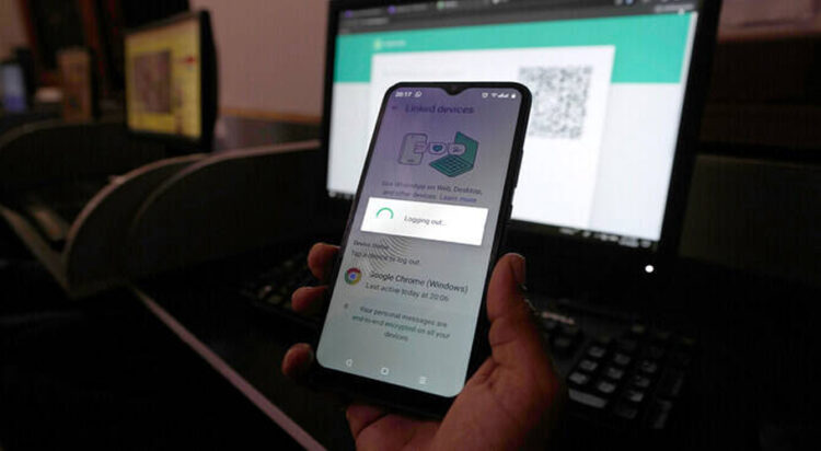A Pakistani waits to connect his mobile WhatsApp with a desktop as internet runs slow past several days, in Karachi, Pakistan, on Aug. 19, 2024. (AP)