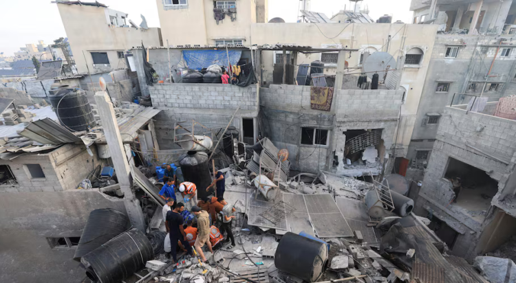 Palestinians work to recover the body of Fathi Oweida from under the rubble of a house hit in an overnight Israeli strike, in Gaza City, October 29, 2025. REUTERS/Dawoud Abu Alkas