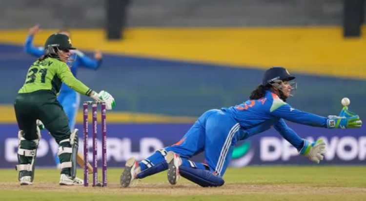 Richa Ghosh attempts to catch the ball as Sidra Amin watches during the ICC Women's Cricket World Cup match between India and Pakistan at the R Premadasa Stadium in Colombo, [Eranga Jayawardena/AP]