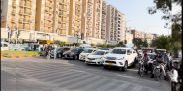 A video recently posted on social media by Sindh Police shows cars and motorbikes waiting patiently behind the zebra crossings at stop light (Sindh Police)