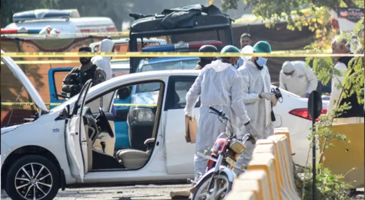 Members of the forensic team work after a blast outside a court building in Islamabad, Pakistan [Waseem Khan/Reuters]