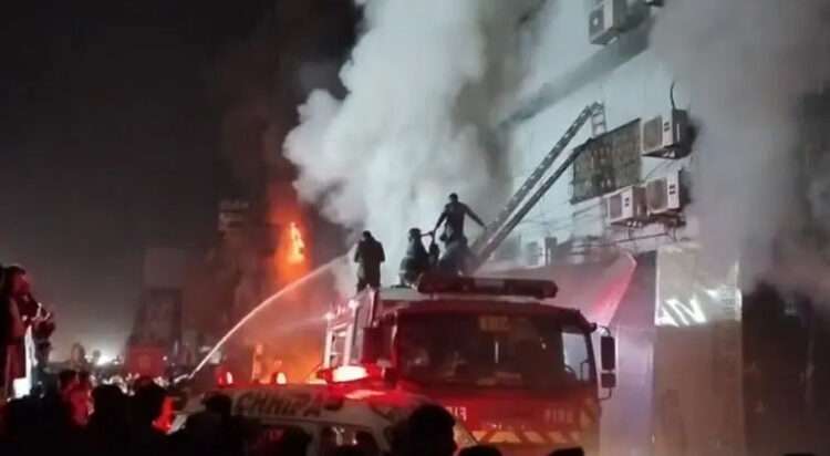 Deadly fire at Gul Plaza claims five lives, firefighting ongoing (Image: DawnNewsTV)