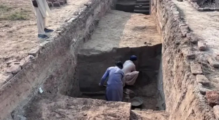 According to the Sindh Department of Antiquities and Archaeology, this protective wall, constructed of mud bricks around the central city, has come to light after a long period and is being described by experts as a crucial component of Mohenjo-daro’s urban system.