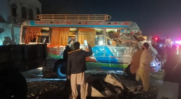 At least four people lost their lives and dozens were injured in a tragic road accident on Feb 1, 2026 when a passenger bus collided with a truck on Jalalpur Road near Mandhali Mor. 
Rescue 1122