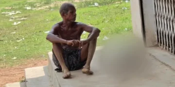 The video of a man carrying the skeletal remains (blurred) of his sister went viral in India this week (BBC Hindi)